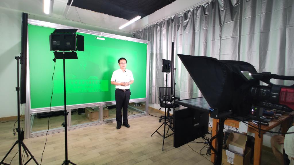 我校创客中心自助式微课录播室建成并投入使用，开启智慧教学新篇章