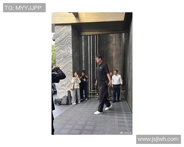 姚明换西装展现绅士风范引发时尚界热议与篮球文化碰撞的精彩瞬间 姚明换西装展现绅士风范引发时尚界热议与篮球文化碰撞的精彩瞬间