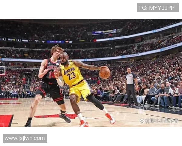 湖人队主场战胜公牛队,詹姆斯暴扣引爆全场 湖人队主场战胜公牛队,詹姆斯暴扣引爆全场